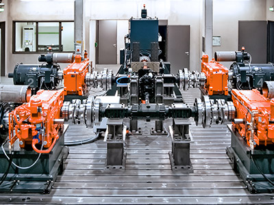 ATESTEO | Test benches for rail vehicles, commercial vehicles and off-road applications. Modern transport systems presenting unique challenges for drivetrain, engine and transmission. Apart from passenger and commercial vehicles ATESTEO offers powertrain testing for rail and off-road vehicles on the test bench.